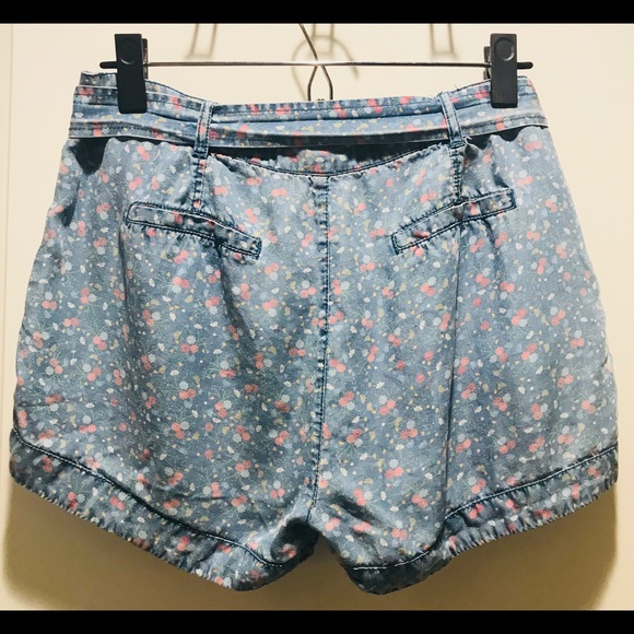 American Rag Floral 90s-Inspired Blue Floral Short - Picture 4 of 5